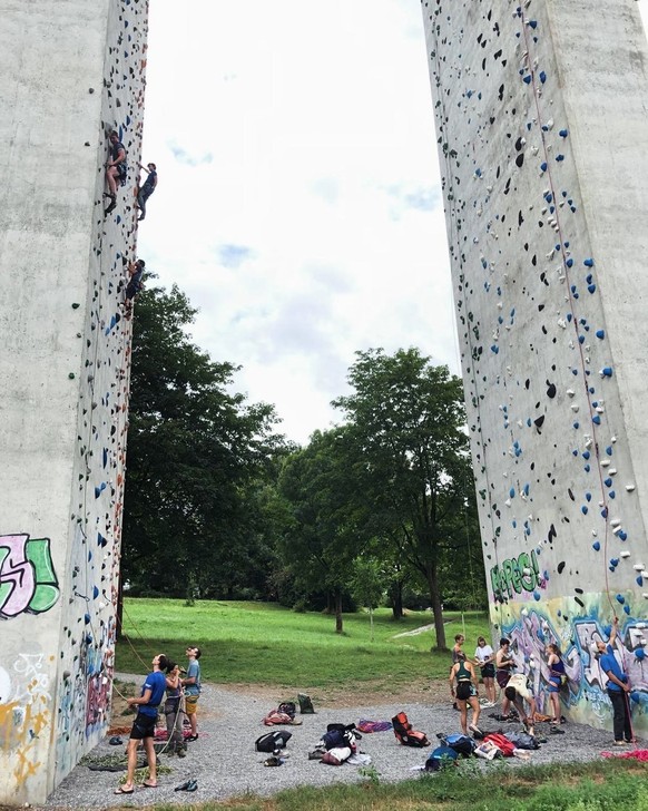 Plus de 1800 prises réparties sur 14 voies, culminant à 40 mètres de hauteur. Le samedi 31 août, la nouvelle installation d&#039;escalade au viaduc de Felsenau sera inaugurée dans le cadre d&#039;une  ...