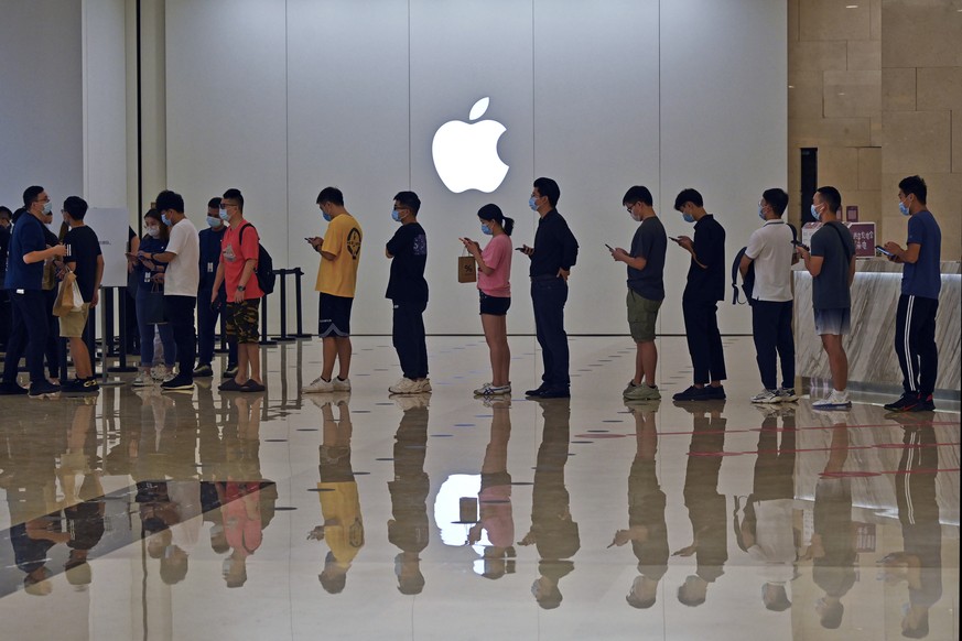 People line up at an Apple Store to buy the latest iPhone 13 handsets in Nanning in south China&#039;s Guangxi Zhuang Autonomous Region on Sept. 24, 2021. Global shoppers face possible shortages of sm ...