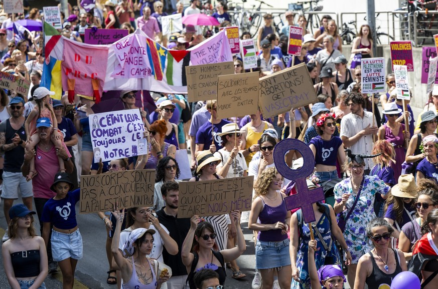 Des femmes manifestent lors d&#039;une marche a l&#039;occasion de la greve feministe ce samedi 14 juin 2025 a Geneve. (KEYSTONE/Martial Trezzini)