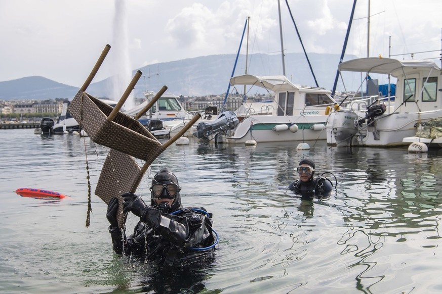 Un plongeur sort une chaise du Lac, lors de la 28eme editions du nettoyage annuel du lac Leman, action lac propre, ce dimanche 20 septembre 2020 au Bord du lac Leman a Geneve. Le Covid-19 n&#039;aura  ...