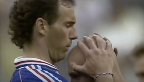 Lors du Mondial 98, Blanc embrassait le crâne de Barthez pour se porter chance.