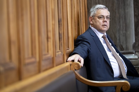 Nationalrat Franz Grueter, SVP-LU, verfolgt der Debatte &amp;quot;24.092 Wahrung der schweizerischen Neutralitaet (Neutralitaetsinitiative)? waehrend der Sommersession der Eidgenoessischen Raete, am D ...