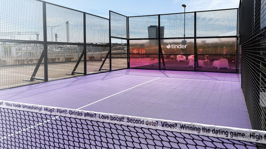 Tinder propose à ses abonnés de se voir pour la première fois sur le terrain de padel. Jeu, set. Et match?