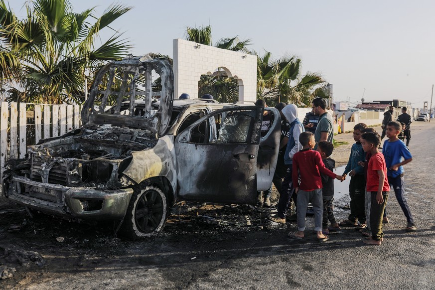 Le véhicule de l'ONG détruit par une frappe israélienne.