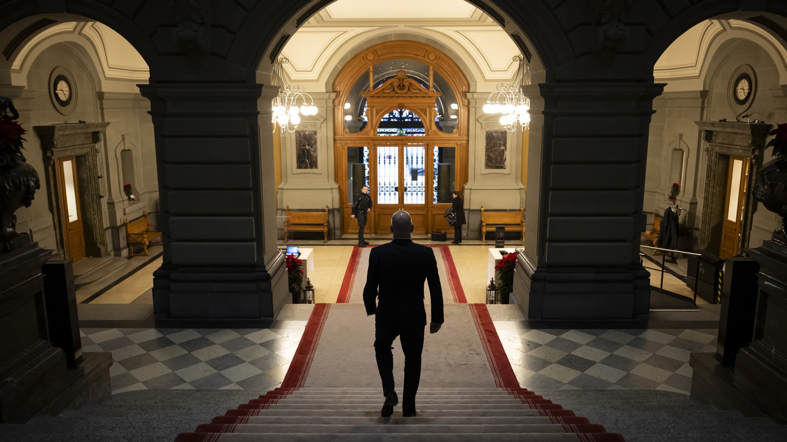 Bundespraesident Alain Berset verlaesst das Bundeshaus nach seinem letzten Auftritt als Mitglied des Bundesrats im St