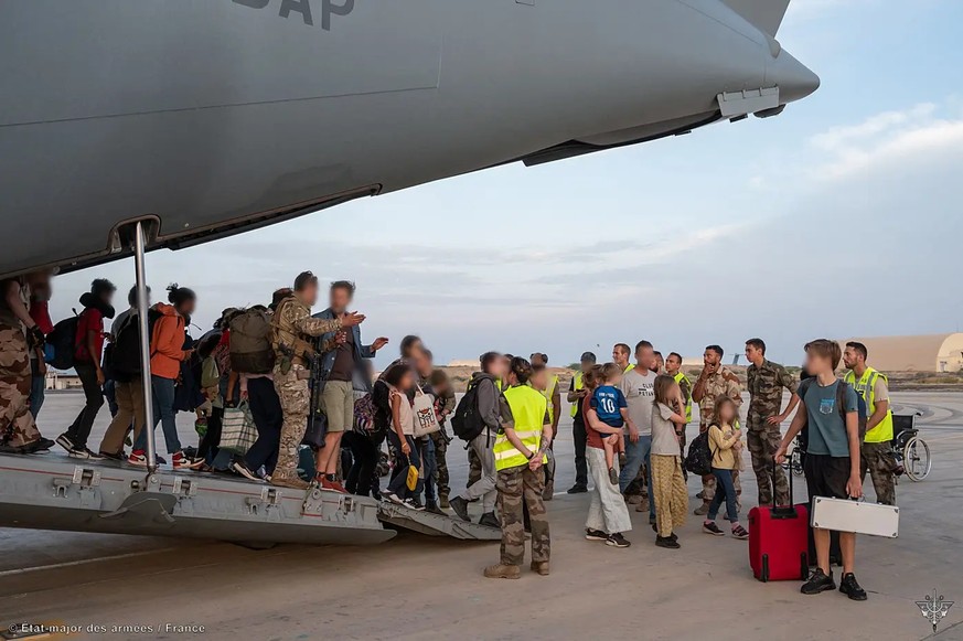 Des passagers de l&#039;armée de l&#039;air française débarquent de l&#039;avion à Djibouti dimanche.