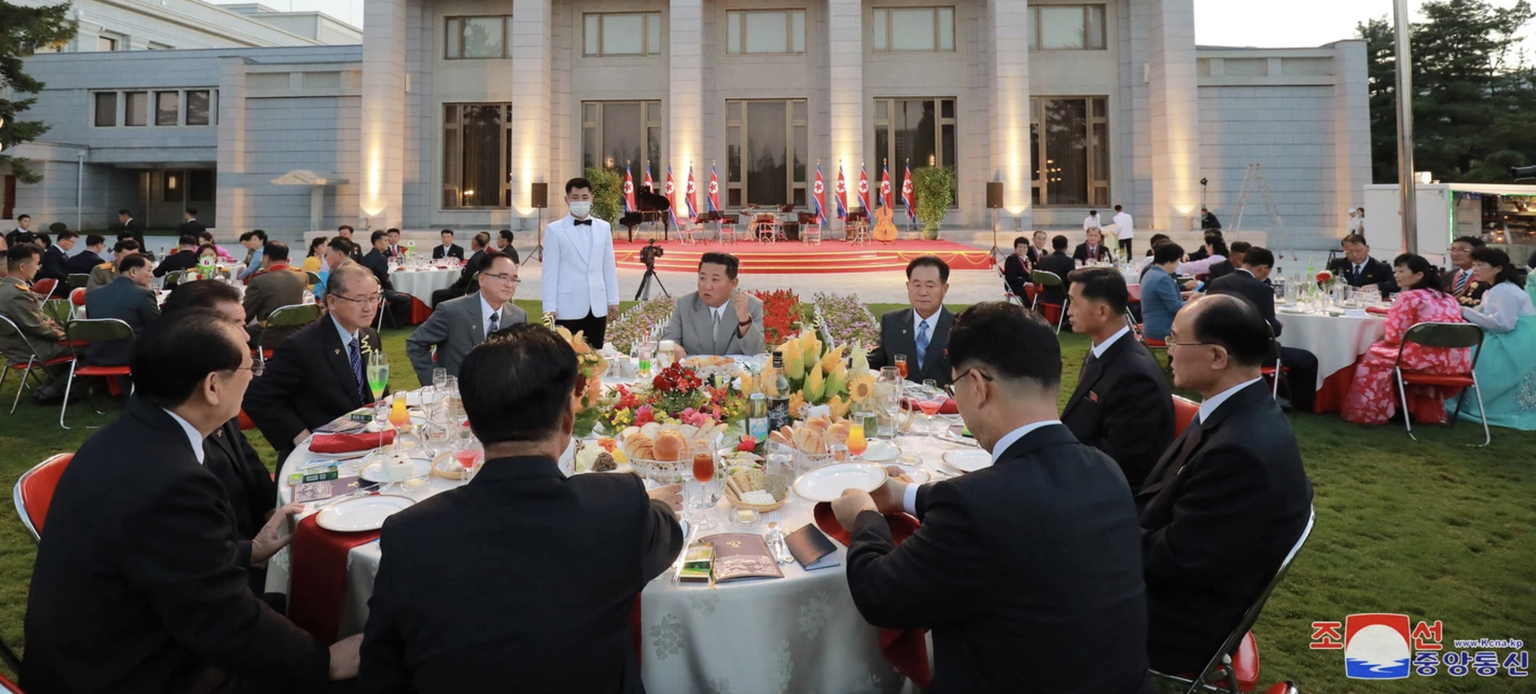 A table, les élus font la lèche à Kim.