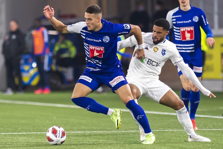 Le milieu lucernois Filip Ugrinic, gauche, lutte pour le ballon avec l&#039;attaquant lausannois Trae Coyle, droite, lors de la rencontre de football de Super League entre le FC Lausanne-Sport, LS, et ...