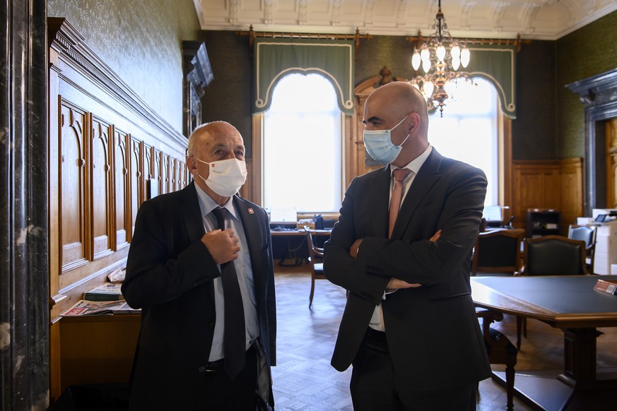 Bundesrat Ueli Maurer, links, und Bundesrat Alain Berset, rechts, sprechen waehrend der Sommersession der Eidgenoessischen Raete, am Mittwoch, 16. Juni 2021 im Vorzimmer des Nationalrats in Bern. (KEY ...