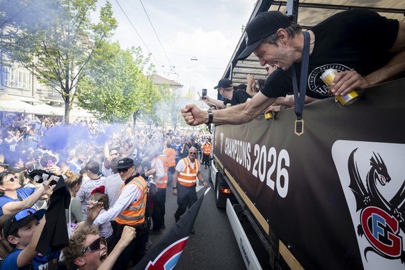 Les joueurs et supporters fribourgeois avec Julien Sprunger fetent leur premier titre de champions suisses de National League, lors de la parade en l'honneur des hockeyeurs de Fribourg-Gotteron,  ...