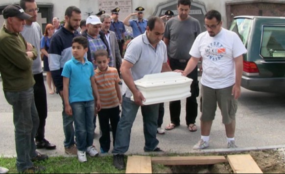 Omar Jneid enterre sa fille Sara à Domodossola en 2014.