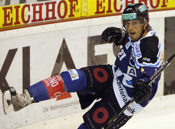 Patrick Fischer vom EV Zug jubelt nach einem Tor im Eishockeyspiel der National League A zwischen dem EV Zug und den ZSC Lions, am Dienstag, 14.. Oktober 2008, im Hertistadion in Zug. (KEYSTONE/Photop ...