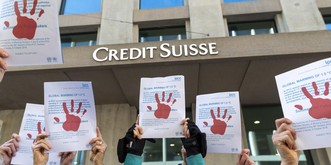 Huit militants du climat inculpés pour avoir bloqué une banque