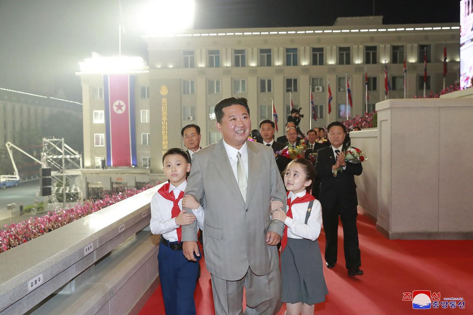 Kim Jong-un effectue une parade militaire à l'occasion du 73e anniversaire de la Corée du Nord. Sa posture est visiblement différente.