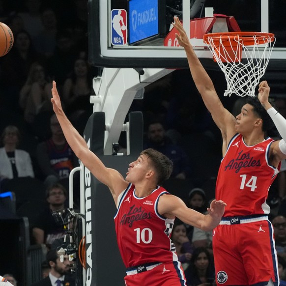 Yanic Konan Niederhäuser (à droite) a dû attendre le &quot;garbage time&quot; pour fouler le parquet des Phoenix Suns de Devin Booker (à gauche, au tir).