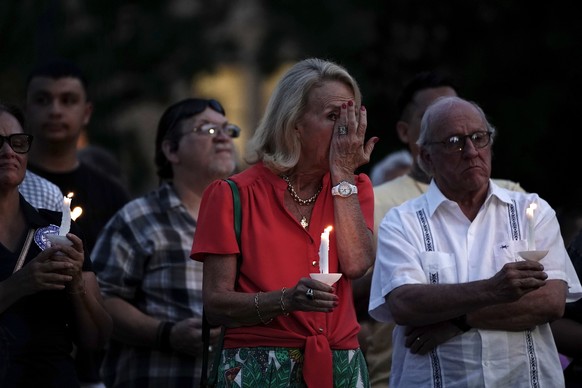 epa12223573 Kay Harig dries her eyes during a vigil hosted by Centro San Antonio for those who have died in the flooding across Texas in San Antonio, Texas, USA, 07 July 2025. The death toll from the  ...