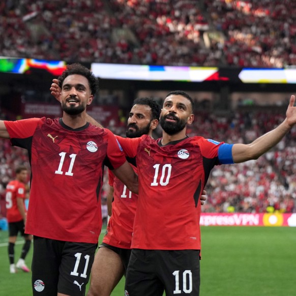 Mohamed Salah (à droite) et Mostafa Ziko ont permis à l'Egypte de prendre la tête du groupe G.