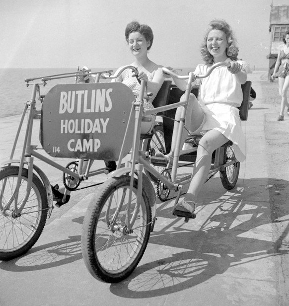 Bildnummer 60094543 Datum 01011900 Copyright imagoUnited Archives International Butlin s Camp The camp invades the promenade at Clacton on novel tandem bicycles each on bearing a prominent advertiseme ...