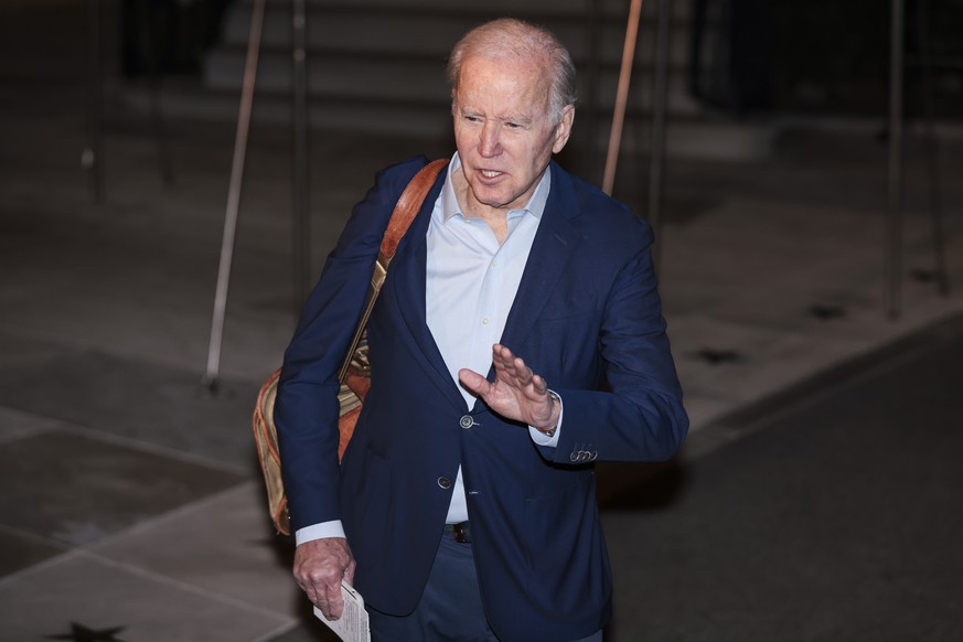 Le président américain Joe Biden sur le point de décoller pour ses vacances de Noël.