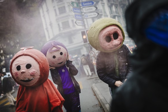 Des manifestants prennent part a la deuxieme edition du carnaval populaire et deter contre la montee du fascisme, ce samedi 28 mars 2026 a Lausanne. (KEYSTONE/Gabriel Monnet)