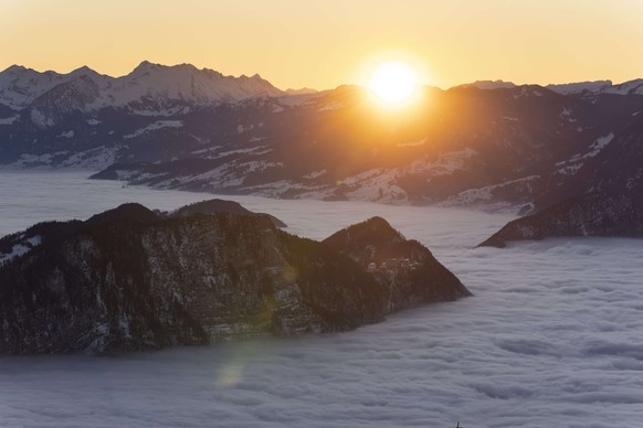 Le Buergenstock au-dessus de la mer de brouillard, photographié au coucher du soleil depuis Rigi Kaltbad.