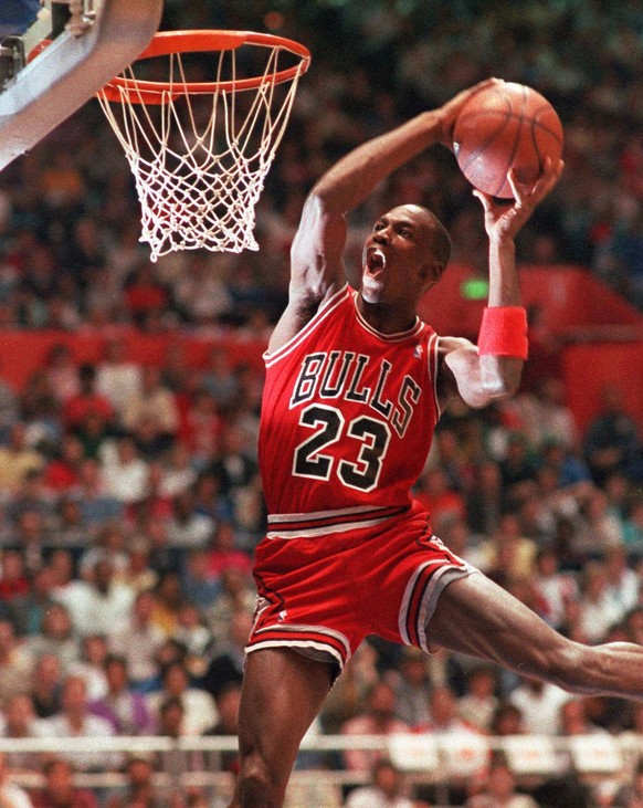 Chicago Bulls&#039; Michael Jordan takes part in the NBA All-Star Slam Dunk contest in Seattle in this February 7. 1987, photo. . (KEYSTONE/AP Photo/Kirthmon Dozier)