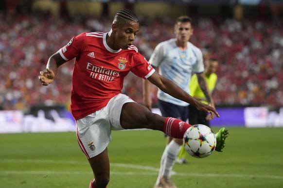 Benfica&#039;s David Neres controls the ball during the Champions League playoffs, second leg, soccer match between Benfica and Dynamo Kyiv at the Luz stadium in Lisbon, Tuesday, Aug. 23, 2022. (AP Ph ...