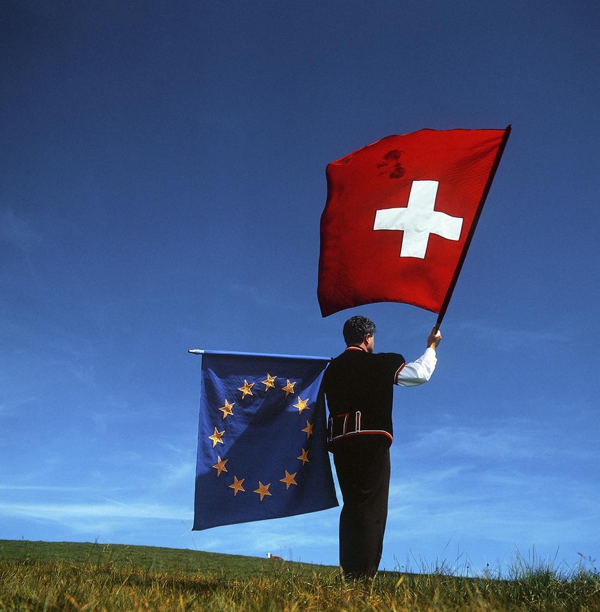 [gestellte Aufnahme] THEMA SCHWEIZ UND EUROPA..Fahnenschwinger mit Schweizer- und Europa-Fahnen, aufgenommen auf dem Maennlichen bei Grindelwald (BE), August 1999. (KEYSTONE/Martin Ruetschi)