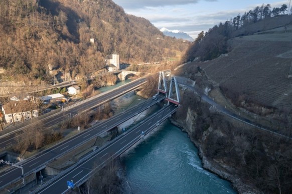 Petit check-up nocturne pour le pont du Rhône sur l’A9.