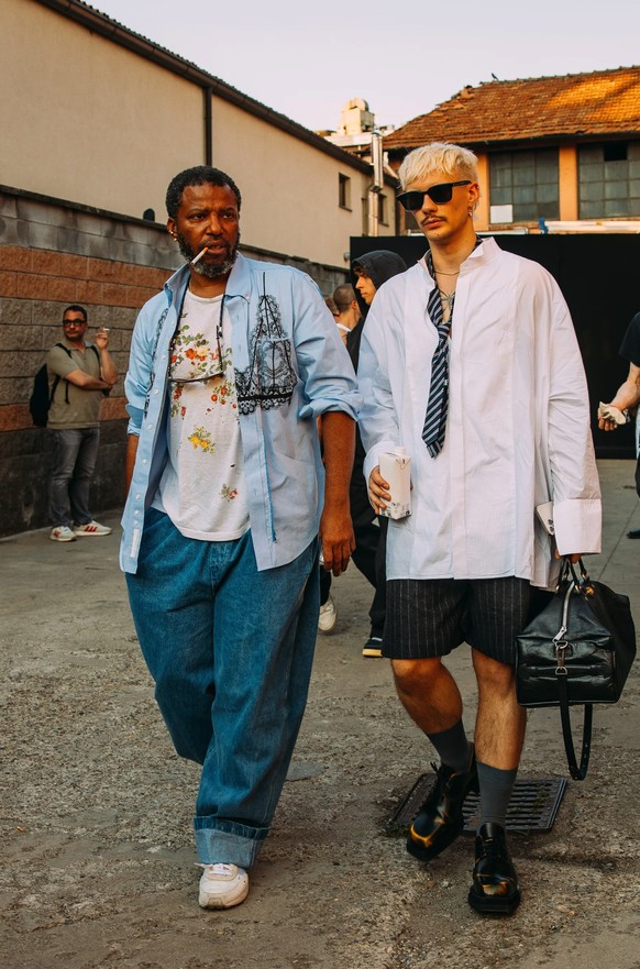 Ces photos prises à la Fashion week de Milan montrent comment le pantalon baggy peut-être porté.