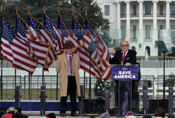 John Eastman (à gauche, à côté de Rudy Giuliani) figurait également parmi les orateurs avant la prise d'assaut du Capitole.