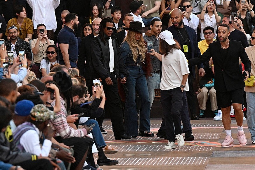 PARIS, FRANCE - JUNE 24: (EDITORIAL USE ONLY - For Non-Editorial use please seek approval from Fashion House) Jay-Z and Beyoncé attend the Louis Vuitton Menswear Spring/Summer 2026 show as part of Par ...