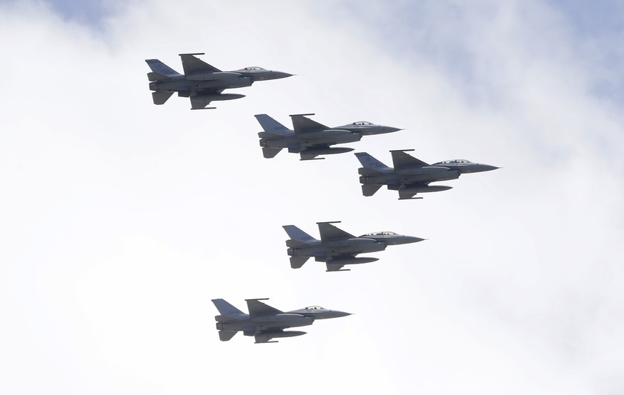FILE - Taiwan&#039;s F-16 fighter jets fly in close formation over President Office during National Day celebrations in front of the Presidential Building in Taipei, Taiwan, Oct. 10, 2021. (AP Photo/C ...