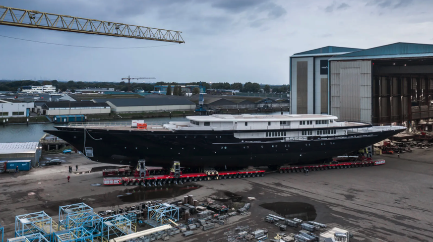 Le nouveau superyacht de Bezos en construction. Une fois terminé, il sera le plus grand de son genre au monde.