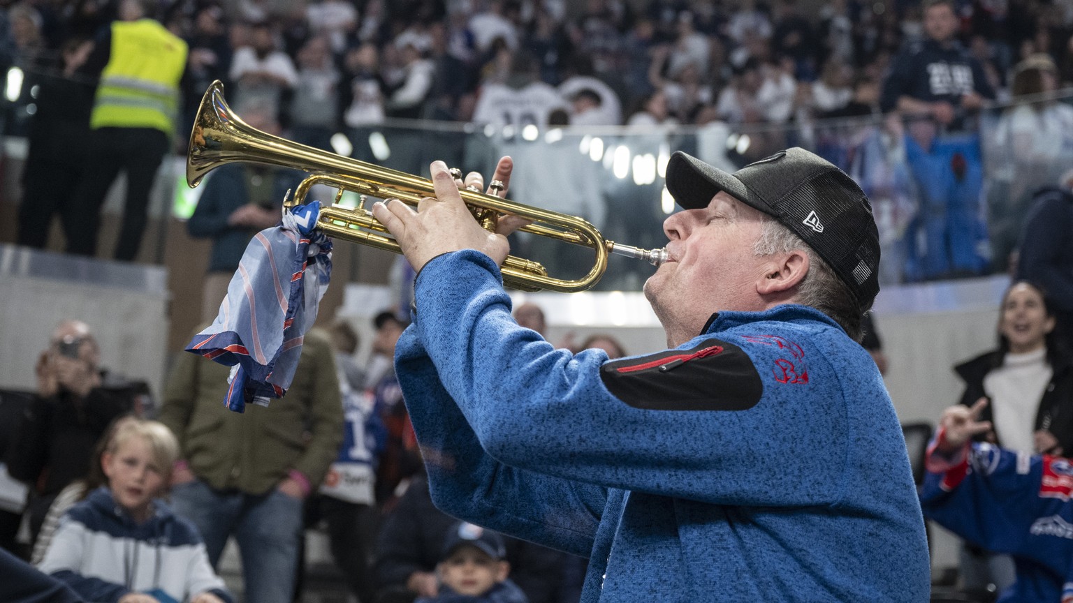 Der Zuercher Fan Trompeten-Rene im fuenften Playoff Final Eishockeyspiel der National League zwischen den ZSC Lions und dem Lausanne HC, am Donnerstag, 25. April 2024, in der Swiss Life Arena in Zueri ...