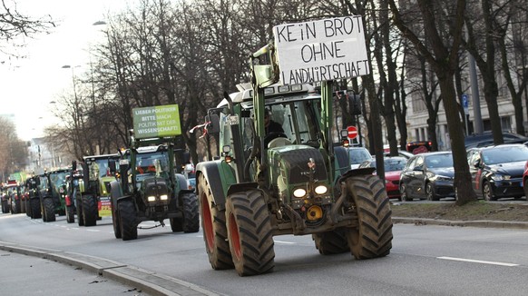 Protest von Landwirten gegen die Politik der Berliner Ampelregierung. Mit hunderten Traktoren fuhren die Bauern in die Innenstadt von Hamburg. Dort fand vor dem Bahnhof Dammtor eine Kundgebung statt.  ...