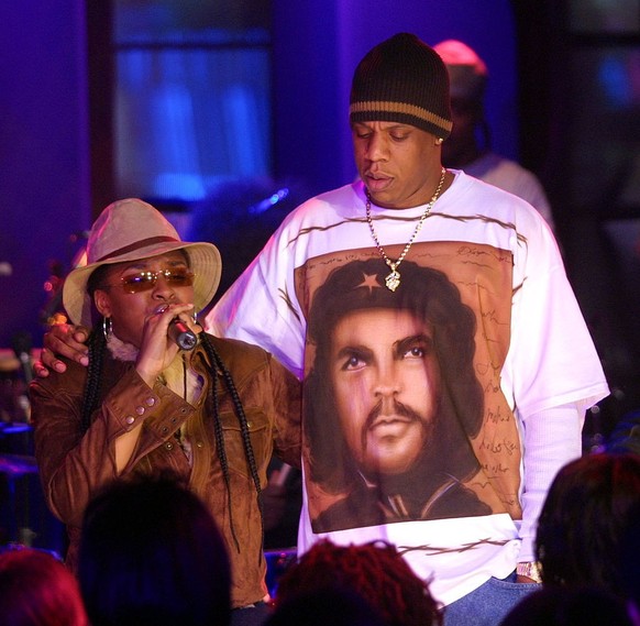 Jay-Z et Jaguar Wright sur scène avec The Roots aux studios MTV à New-York en 2001.