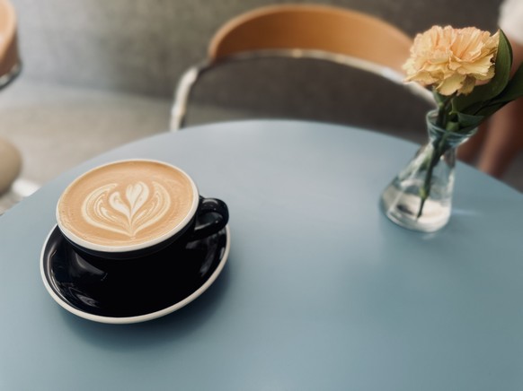En 2026, il est manifestement interdit de servir un café sans gribouillages sur la mousse.