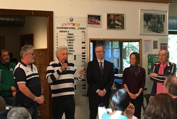 L'organisateur du Bouchon d'Or Livio Grando (avec le micro) aux côtés des autorités de Montreux et de Claude Azéma (tout à droite).