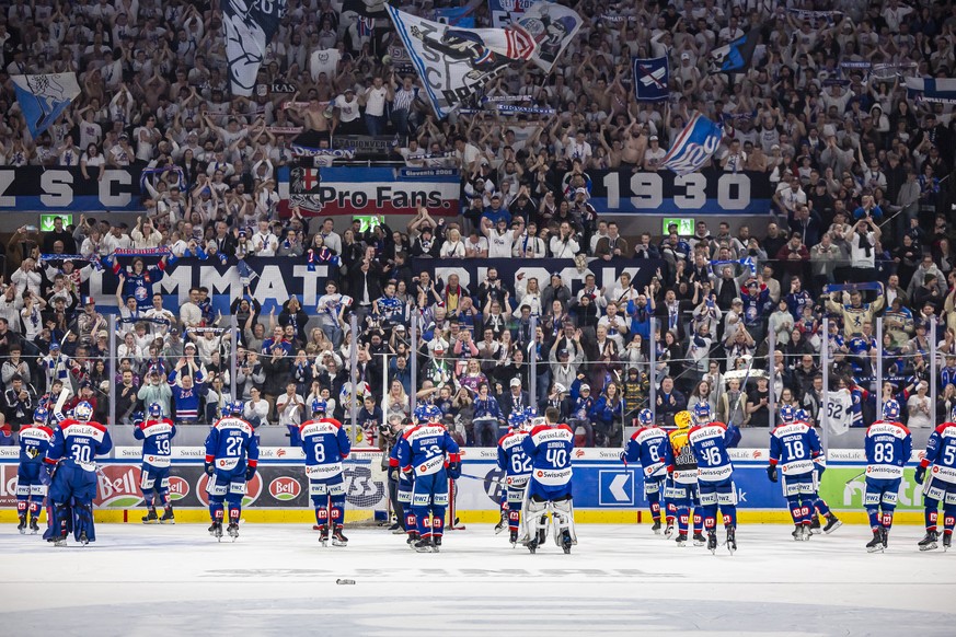 Die Spieler des ZSC Lions jubeln mit dem Limmatblock nach ihrem Sieg im fuenften Playoff Final Eishockeyspiel der National League zwischen den ZSC Lions und Lausanne HC, am Donnerstag, 25. April 2024  ...