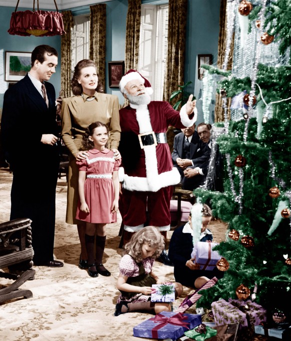 MIRACLE ON 34TH STREET, from left: John Payne, Maureen O Hara, Natalie Wood, Edmund Gwenn, 1947. 20th Century-Fox Film Corporation, TM &amp;amp; Copyright/courtesy Everett Collection 20thCentFox/Court ...