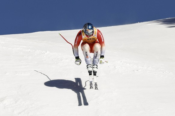 Switzerland&#039;s Franjo von Allmen takes a jump as he speeds down the course during an alpine ski, men&#039;s World Cup Super-G, in Wengen, Switzerland, Friday, Jan. 17, 2025. (AP Photo/Gabriele Fac ...