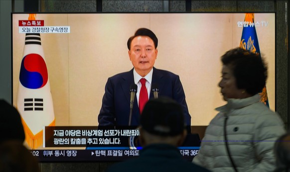 December 12, 2024, Seoul, South Korea: A 24-hour Yonhapnews TV broadcast at Yongsan Railway Station shows South Korean President Yoon Suk Yeol delivering a speech at the Presidential Office in Seoul.  ...
