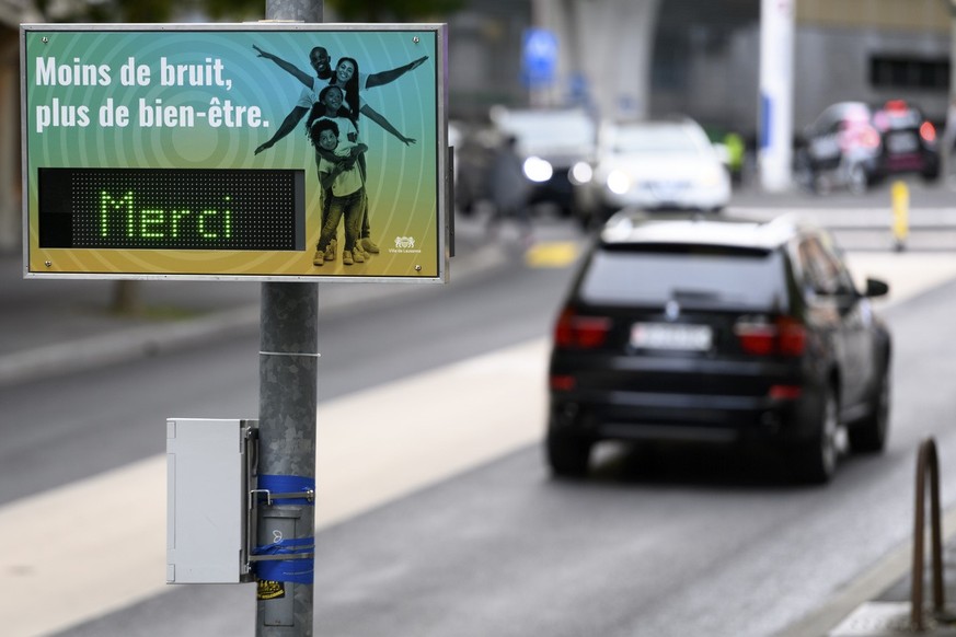 Un panneau &quot;Moins de bruit, plus de bien-etre.&quot; et indiquant Merci ou Bruit! selon le nombre de decibels du vehicule est photographie au passage d&#039;une voiture lors du lancement de la ca ...