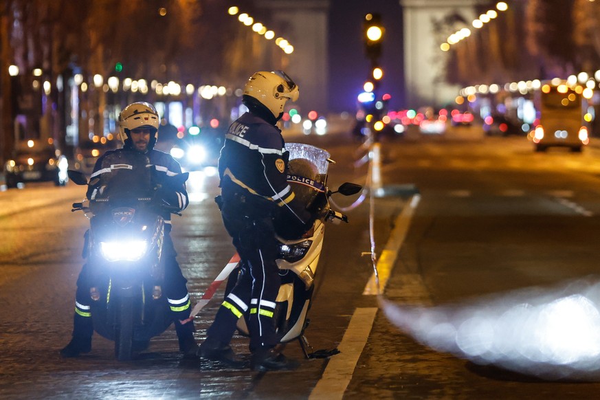 epa12660029 French police secure the Champs-Elysees near the Arc de Triomphe during the MoroccoSenegal match in the African Cup final, in Paris, France, 18 January 2026..French authorities banned foo ...