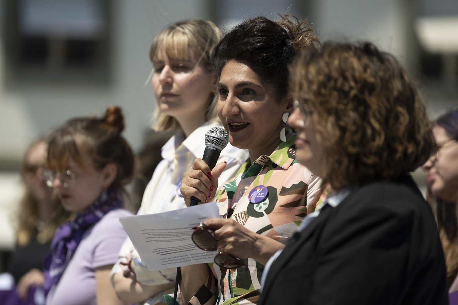 Nationalraetin Sibel Arslan, GP-BS, Mitte-rechts, spricht neben Nationalraetin Tamara Funiciello, SP-BE, rechts, Margot Chauderna, Co-Praesidentin Junge Gruene, Mitte-links, und Mirjam Hostetmann, Viz ...