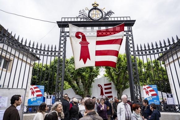 La population jurassienne en fete dans la cour du chateau lors du 50eme anniversaire du plebiscite de l&#039;autodetermination de la Republique et Canton du Jura le dimanche 23 juin 2024 a Delemont. ( ...