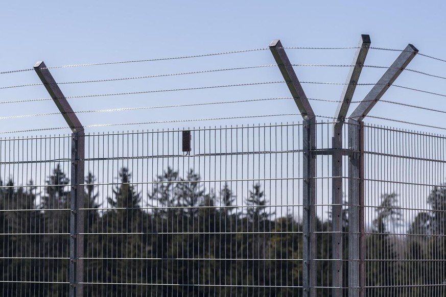 Zaeune saeumen den Erweiterungsbau des Vollzugszentrum Bachtel (VZB), einer kantonalen Institution in der Straffaellige ihre Freiheits- und Ersatzfreiheitsstrafen im offenen Vollzug verbuessen, anlaes ...