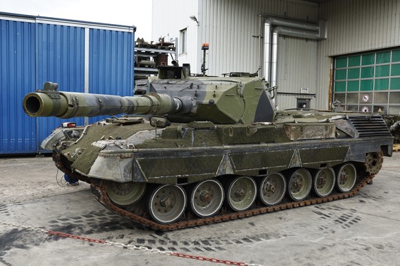 epa10701768 A Leopard 1 A5 battle tank is seen at FFG Flensburger Fahrzeugbau Gesellschaft during a visit of NATO Secretary General and German Defence Minister in Flensburg, Germany, 20 June 2023. FFG ...