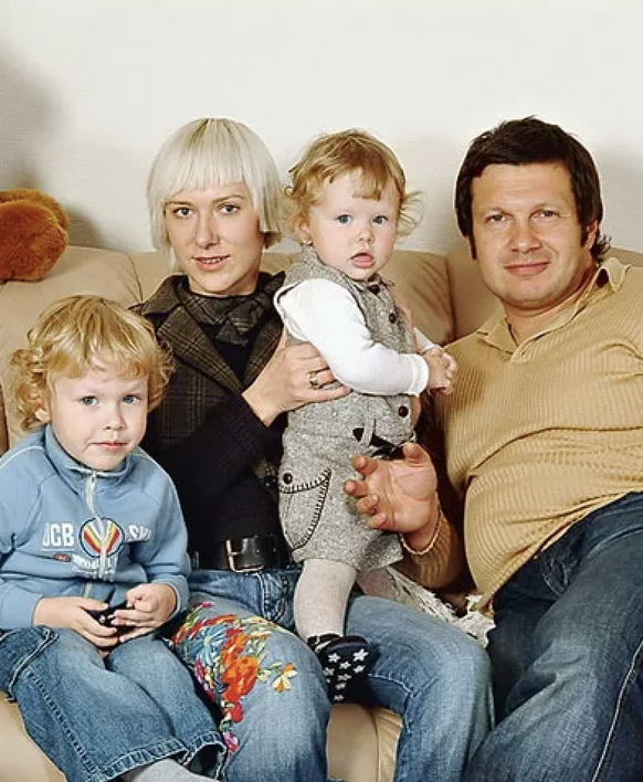 Le présentateur russe, avec sa femme actuelle, Elga Sepp Solovyova et deux de leurs enfants, au début des années 2000.